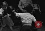 Image garçons compétition de boxe New York City USA, 1948, de la seconde 14 séquences d'archives historiques vidéo 65675070239