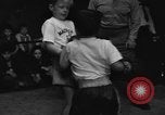 Image garçons compétition de boxe New York City USA, 1948, de la seconde 15 séquences d'archives historiques vidéo 65675070239
