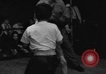 Image garçons compétition de boxe New York City USA, 1948, de la seconde 16 séquences d'archives historiques vidéo 65675070239