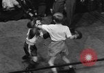 Image garçons compétition de boxe New York City USA, 1948, de la seconde 18 séquences d'archives historiques vidéo 65675070239
