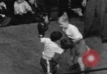 Image garçons compétition de boxe New York City USA, 1948, de la seconde 19 séquences d'archives historiques vidéo 65675070239