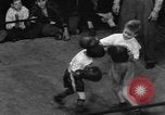Image garçons compétition de boxe New York City USA, 1948, de la seconde 20 séquences d'archives historiques vidéo 65675070239