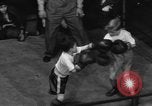 Image garçons compétition de boxe New York City USA, 1948, de la seconde 21 séquences d'archives historiques vidéo 65675070239