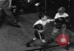 Image garçons compétition de boxe New York City USA, 1948, de la seconde 22 séquences d'archives historiques vidéo 65675070239