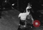 Image garçons compétition de boxe New York City USA, 1948, de la seconde 23 séquences d'archives historiques vidéo 65675070239