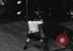 Image garçons compétition de boxe New York City USA, 1948, de la seconde 24 séquences d'archives historiques vidéo 65675070239