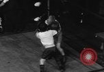 Image garçons compétition de boxe New York City USA, 1948, de la seconde 25 séquences d'archives historiques vidéo 65675070239