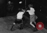 Image garçons compétition de boxe New York City USA, 1948, de la seconde 26 séquences d'archives historiques vidéo 65675070239