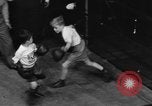 Image garçons compétition de boxe New York City USA, 1948, de la seconde 27 séquences d'archives historiques vidéo 65675070239