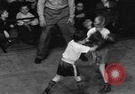 Image garçons compétition de boxe New York City USA, 1948, de la seconde 28 séquences d'archives historiques vidéo 65675070239