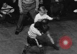 Image garçons compétition de boxe New York City USA, 1948, de la seconde 29 séquences d'archives historiques vidéo 65675070239