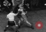 Image garçons compétition de boxe New York City USA, 1948, de la seconde 30 séquences d'archives historiques vidéo 65675070239