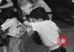 Image garçons compétition de boxe New York City USA, 1948, de la seconde 34 séquences d'archives historiques vidéo 65675070239