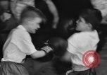 Image garçons compétition de boxe New York City USA, 1948, de la seconde 36 séquences d'archives historiques vidéo 65675070239