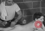 Image garçons compétition de boxe New York City USA, 1948, de la seconde 44 séquences d'archives historiques vidéo 65675070239