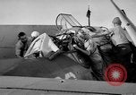 Immagine di Artigliere sepolto in mare in TBF avenger aeromobile Manila Filippine, 1944, secondo 36 filmato di repertorio 65675070253