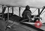 Standbild DH-4 Bomber Colombey-les-Belles Frankreich, 1918, aus Sekunde 20 historischem Filmmaterial Videoclip 65675070259