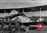 Standbild DH-4 Bomber Colombey-les-Belles Frankreich, 1918, aus Sekunde 30 historischem Filmmaterial Videoclip 65675070259