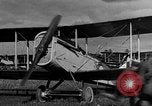 Standbild DH-4 Bomber Colombey-les-Belles Frankreich, 1918, aus Sekunde 34 historischem Filmmaterial Videoclip 65675070259