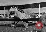 Standbild DH-4 Bomber Colombey-les-Belles Frankreich, 1918, aus Sekunde 52 historischem Filmmaterial Videoclip 65675070259