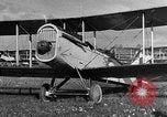 Standbild DH-4 Bomber Colombey-les-Belles Frankreich, 1918, aus Sekunde 53 historischem Filmmaterial Videoclip 65675070259