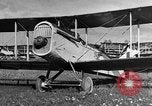 Standbild DH-4 Bomber Colombey-les-Belles Frankreich, 1918, aus Sekunde 59 historischem Filmmaterial Videoclip 65675070259