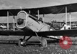 Standbild DH-4 Bomber Colombey-les-Belles Frankreich, 1918, aus Sekunde 61 historischem Filmmaterial Videoclip 65675070259