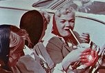 Standbild Drive-in-Restaurant Florida United States USA, 1958, aus Sekunde 17 historischem Filmmaterial Videoclip 65675070279