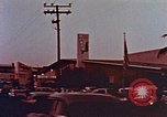 Standbild 1950er Autos entlang Streifen des Motels Florida United States USA, 1958, aus Sekunde 8 historischem Filmmaterial Videoclip 65675070281