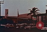 Standbild 1950er Autos entlang Streifen des Motels Florida United States USA, 1958, aus Sekunde 9 historischem Filmmaterial Videoclip 65675070281