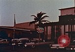 Standbild 1950er Autos entlang Streifen des Motels Florida United States USA, 1958, aus Sekunde 10 historischem Filmmaterial Videoclip 65675070281
