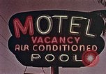 Standbild 1950er Autos entlang Streifen des Motels Florida United States USA, 1958, aus Sekunde 11 historischem Filmmaterial Videoclip 65675070281
