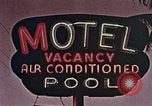 Standbild 1950er Autos entlang Streifen des Motels Florida United States USA, 1958, aus Sekunde 12 historischem Filmmaterial Videoclip 65675070281