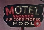 Standbild 1950er Autos entlang Streifen des Motels Florida United States USA, 1958, aus Sekunde 13 historischem Filmmaterial Videoclip 65675070281