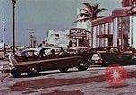 Standbild 1950er Autos entlang Streifen des Motels Florida United States USA, 1958, aus Sekunde 14 historischem Filmmaterial Videoclip 65675070281