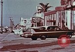 Standbild 1950er Autos entlang Streifen des Motels Florida United States USA, 1958, aus Sekunde 15 historischem Filmmaterial Videoclip 65675070281