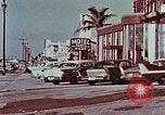 Standbild 1950er Autos entlang Streifen des Motels Florida United States USA, 1958, aus Sekunde 16 historischem Filmmaterial Videoclip 65675070281