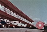 Standbild 1950er Autos entlang Streifen des Motels Florida United States USA, 1958, aus Sekunde 18 historischem Filmmaterial Videoclip 65675070281