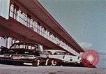 Standbild 1950er Autos entlang Streifen des Motels Florida United States USA, 1958, aus Sekunde 19 historischem Filmmaterial Videoclip 65675070281
