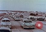 Standbild 1950er Autos entlang Streifen des Motels Florida United States USA, 1958, aus Sekunde 22 historischem Filmmaterial Videoclip 65675070281