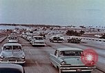 Standbild 1950er Autos entlang Streifen des Motels Florida United States USA, 1958, aus Sekunde 23 historischem Filmmaterial Videoclip 65675070281