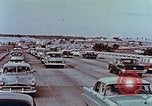 Standbild 1950er Autos entlang Streifen des Motels Florida United States USA, 1958, aus Sekunde 24 historischem Filmmaterial Videoclip 65675070281