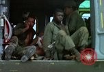 Standbild Evakuierung von Verletzten Vietnam, 1965, aus Sekunde 6 historischem Filmmaterial Videoclip 65675070291