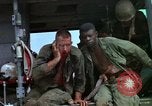 Standbild Evakuierung von Verletzten Vietnam, 1965, aus Sekunde 8 historischem Filmmaterial Videoclip 65675070291