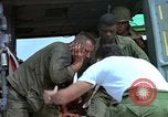 Standbild Evakuierung von Verletzten Vietnam, 1965, aus Sekunde 9 historischem Filmmaterial Videoclip 65675070291