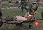 Standbild Evakuierung von Verletzten Vietnam, 1965, aus Sekunde 20 historischem Filmmaterial Videoclip 65675070291
