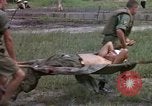 Standbild Evakuierung von Verletzten Vietnam, 1965, aus Sekunde 21 historischem Filmmaterial Videoclip 65675070291
