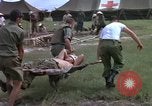 Standbild Evakuierung von Verletzten Vietnam, 1965, aus Sekunde 23 historischem Filmmaterial Videoclip 65675070291