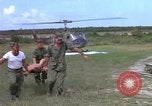 Standbild Evakuierung von Verletzten Vietnam, 1965, aus Sekunde 24 historischem Filmmaterial Videoclip 65675070291