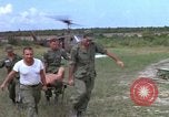 Standbild Evakuierung von Verletzten Vietnam, 1965, aus Sekunde 25 historischem Filmmaterial Videoclip 65675070291